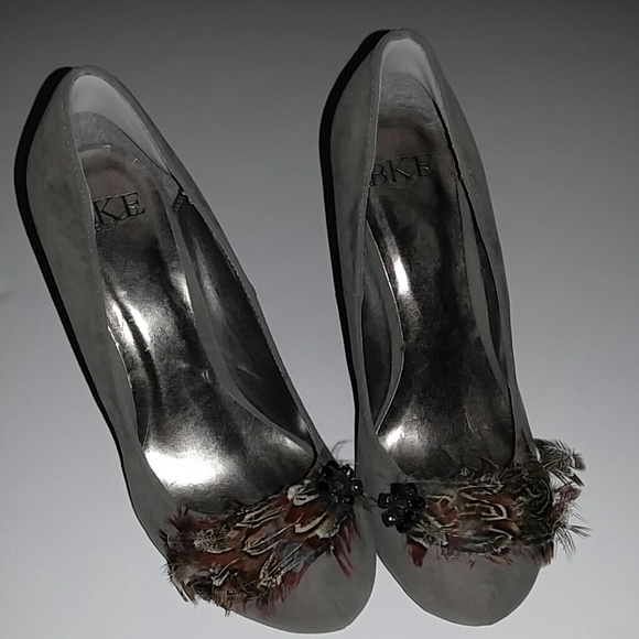 BKE Shoes - BKE sole Gray feather pumps heels 7